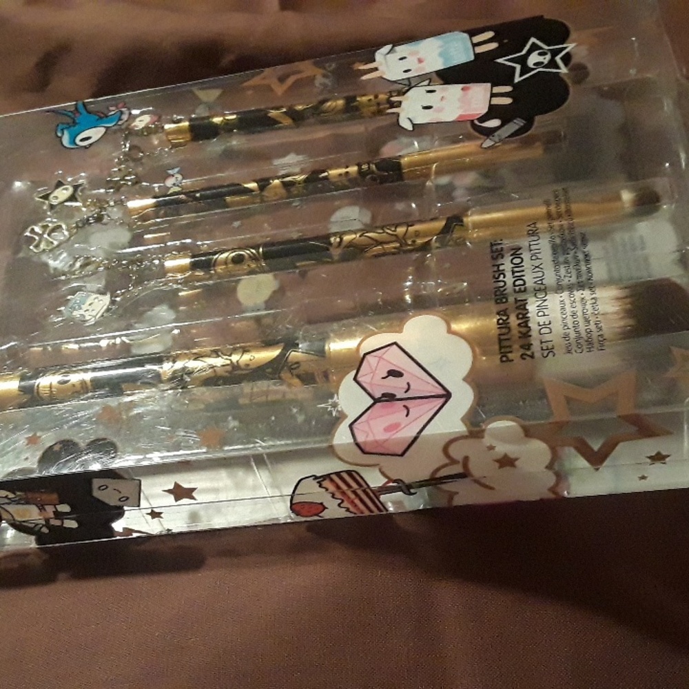 Tokidoki Pittura 4 pc Brush Set: 24 Karat Edition Rare Makeup Brushes LE Charms - Picture 7 of 16